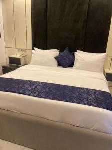 Postel nebo postele na pokoji v ubytování Lawjay Hotel and suites