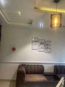 Prostor za sedenje u objektu Lawjay Hotel and suites