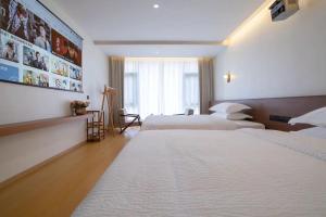 Mountain and Bamboo Holiday Homestay Zhangjiajie Forest Park Branch客房内的一张或多张床位