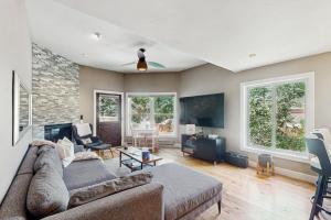 Un lugar para sentarse en Alpine Serenity Haven
