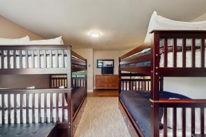 Una cama o camas en una habitación de Alpine Serenity Haven 26 fotos más