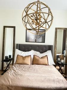 En eller flere senge i et værelse på Koselig toroms på Skillebekk