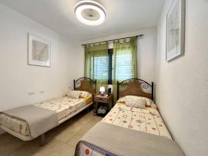 A bed or beds in a room at Vera Mar 9C - Primera linea con Parking y TV Sat Még 11 kép