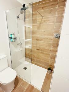 Ένα μπάνιο στο Casa Bella Suites - A stunning new entire apartment in an central location, Close to the beach +21 φωτογραφίες