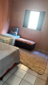 ein Zimmer mit zwei Betten und einem Fenster in der Unterkunft Santa Maria de Nazaré in Anápolis
