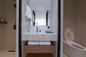 Mountain and Bamboo Holiday Homestay Zhangjiajie Forest Park Branch的一间浴室