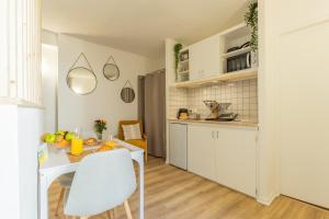 a kitchen and dining room with a table and chairs at Hyper centre, résové, lave linge, wifi, coin nuit séparé in Dax