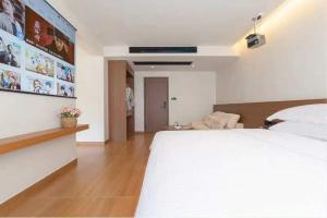 Mountain and Bamboo Holiday Homestay Zhangjiajie Forest Park Branch客房内的一张或多张床位