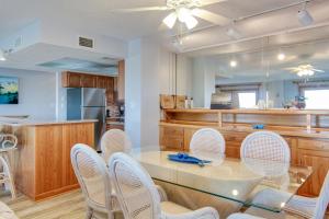 cocina con mesa y sillas blancas en una habitación en Heron Cove 104S, en Nags Head