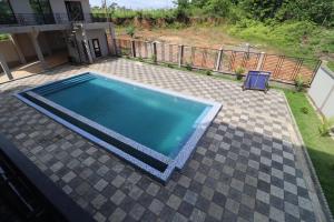 Bazén v ubytování AfriqPnB RF2 Studio Emombo avec Piscine nebo v jeho okolí