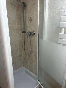 a bathroom with a shower with a glass door at Villa Airelle in La Turbie