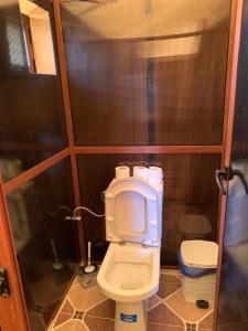 Baño pequeño con aseo en una cabina en Luxury white camp, en Merzouga