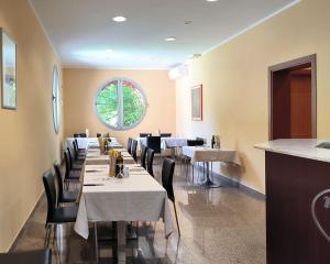 A restaurant or other place to eat at Al Flor