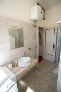 Bilik mandi di Comodo Trilocale vicino al mare