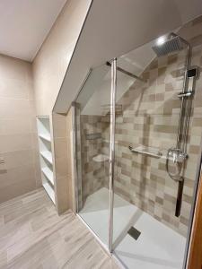 Et badeværelse på La Marina Apartamentos + 56 billeder