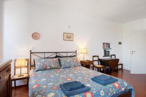 Un dormitorio con una cama con toallas azules. en Casestate Manarola, en Manarola