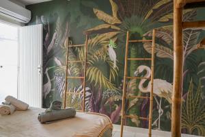 Postel nebo postele na pokoji v ubytování Sur la plage coco, au bord du lagon de Ste Anne