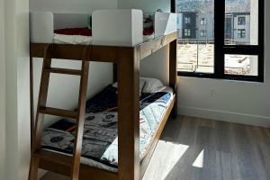 Katil atau katil-katil dalam bilik di Modern Mountain Nest