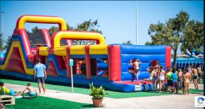 a group of people playing in a water park at Vivenda da Tendeirinha in Arrentela