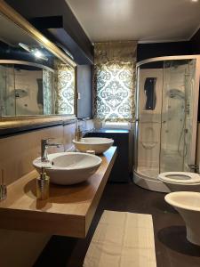 La salle de bains est pourvue de 3 lavabos et d'une douche. dans l'établissement Casa di Eva, à Reggio de Calabre