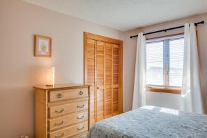 Un dormitorio con una cama y una cómoda y una ventana. en Heron Cove 202S, en Nags Head