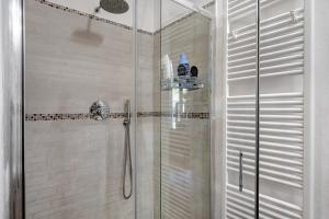 una ducha con puerta de cristal en un baño en Casestate Manarola, en Manarola 37 fotos más