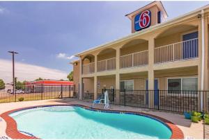 Bazén v ubytování Motel 6-Azle, TX nebo v jeho okolí