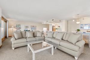 Una sala de estar con dos sofás y una mesa de café. en Heron Cove 204S, en Nags Head