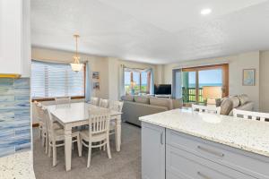 Una cocina y una sala de estar con mesa y sillas. en Heron Cove 204S, en Nags Head