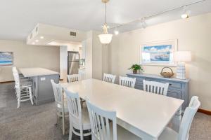 Una cocina y un comedor con una mesa y sillas blancas. en Heron Cove 204S, en Nags Head 29 fotos más