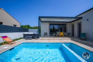 Πισίνα στο ή κοντά στο Villa moderne tout confort-Jacuzzi-Piscine