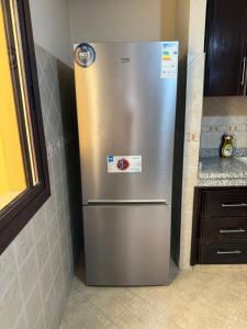 Un refrigerador de acero inoxidable en una cocina. en Appartement confort et lumineux, en Agadir