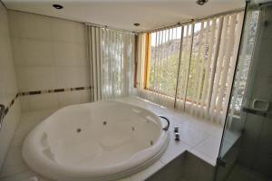 奇瓦伊Hotel El Refugio的带窗户的浴室内的白色大浴缸