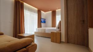 Postel nebo postele na pokoji v ubytování KRONOS Hotel Sarande