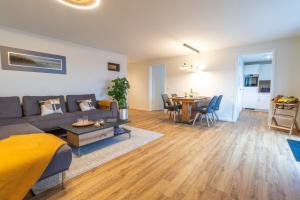 ein Wohnzimmer mit Sofa und Tisch in der Unterkunft Herz von Kellenhusen 17 Dachterrasse, Sauna, besonders familienfreundlich in Kellenhusen