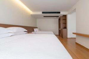 Mountain and Bamboo Holiday Homestay Zhangjiajie Forest Park Branch客房内的一张或多张床位