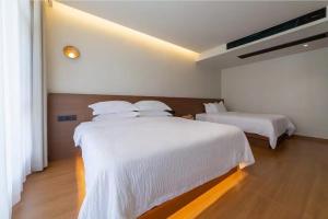 Mountain and Bamboo Holiday Homestay Zhangjiajie Forest Park Branch客房内的一张或多张床位