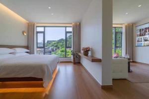 Mountain and Bamboo Holiday Homestay Zhangjiajie Forest Park Branch客房内的一张或多张床位