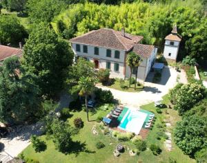 Bazén v ubytování Gîte Villa Santina nebo v jeho okolí