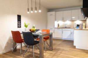 Una cocina o kitchenette en Dorumer Sielhuus 2 - Ferienwohnung mit Terrasse und Sauna