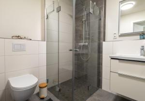 Un baño de Dorumer Sielhuus 2 - Ferienwohnung mit Terrasse und Sauna 15 fotos más