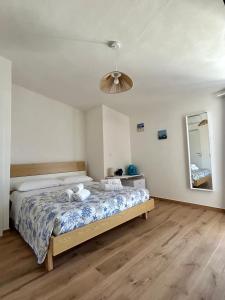 un dormitorio con una cama y un espejo en Dedè's Room Marzamemi, en Marzamemi