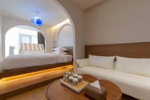 Mountain and Bamboo Holiday Homestay Zhangjiajie Forest Park Branch客房内的一张或多张床位