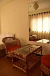 a living room with a coffee table and a mirror at Hiti fusa Homestay in Pātan