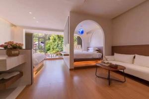 Mountain and Bamboo Holiday Homestay Zhangjiajie Forest Park Branch客房内的一张或多张床位