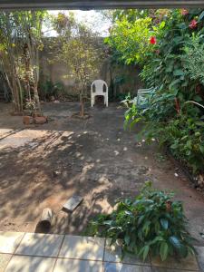 einem weißen Stuhl, der mitten im Hof sitzt in der Unterkunft Santa Maria de Nazaré in Anápolis