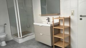 a bathroom with a sink and a shower and a toilet at Ferienhaus mit Terrasse und Garten in Lippstadt