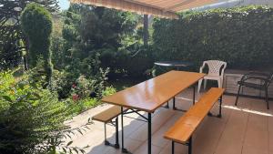 a wooden table and benches on a patio at Ferienhaus mit Terrasse und Garten in Lippstadt