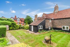 an image of the garden of a house at Tuffs Farm Cottage in Kings Langley