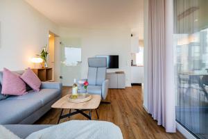 TV a/nebo společenská místnost v ubytování Hygge – Familienfreundliche Ferienwohnung mit Garten & Meerblick